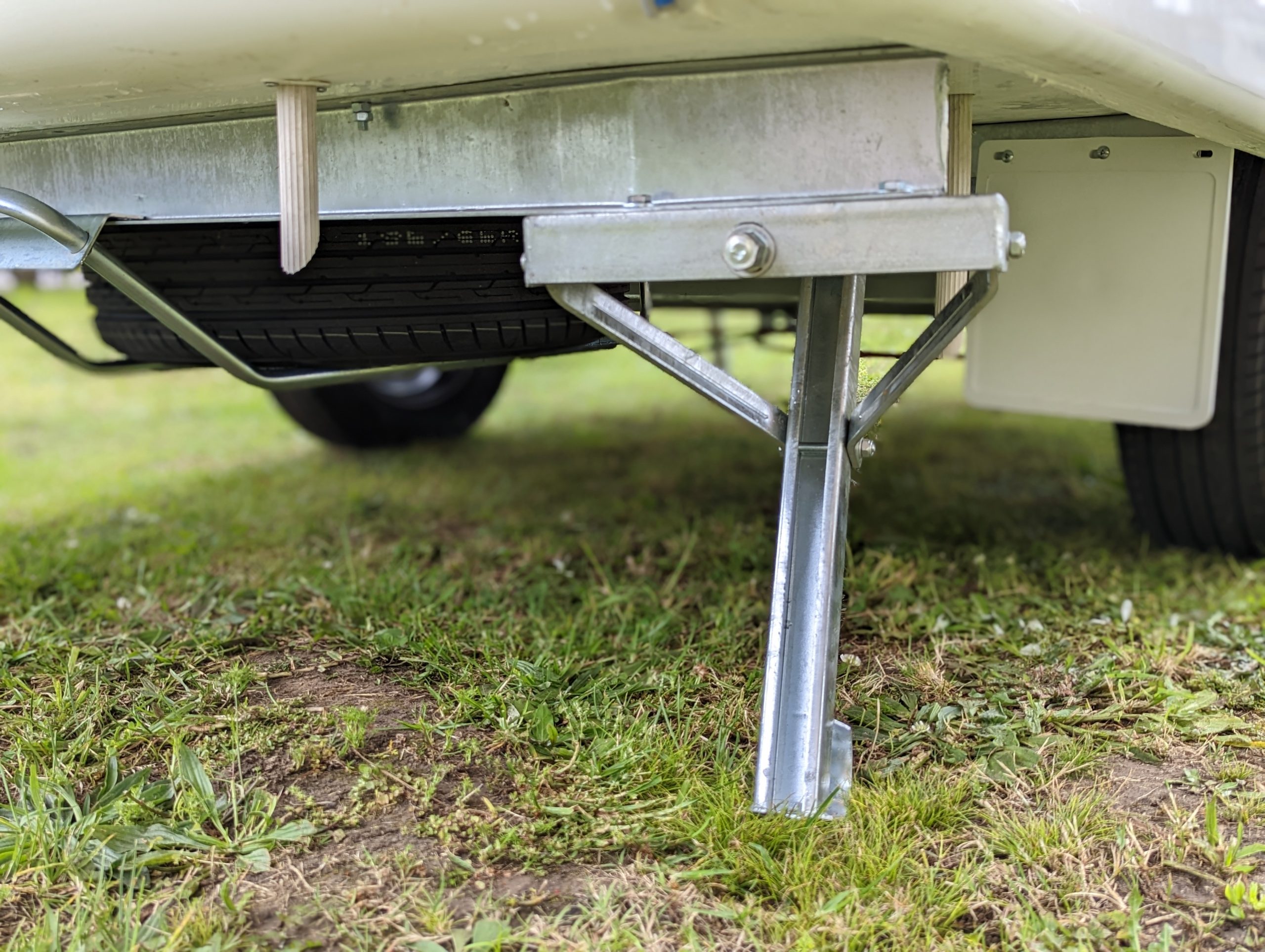 glider-double-bed-with-bathroom-caravan-adjustable-stabiliser-legs-x-4